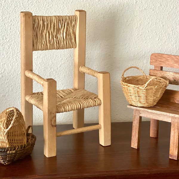 Maison de poupée Chaise en bois Cordon de chanvre Siège en jute tissé Panier en osier Mini Ours Fauteuil Chambre bébé Décor Crèche Affichage Enfants Bibliothèque Heure du conte