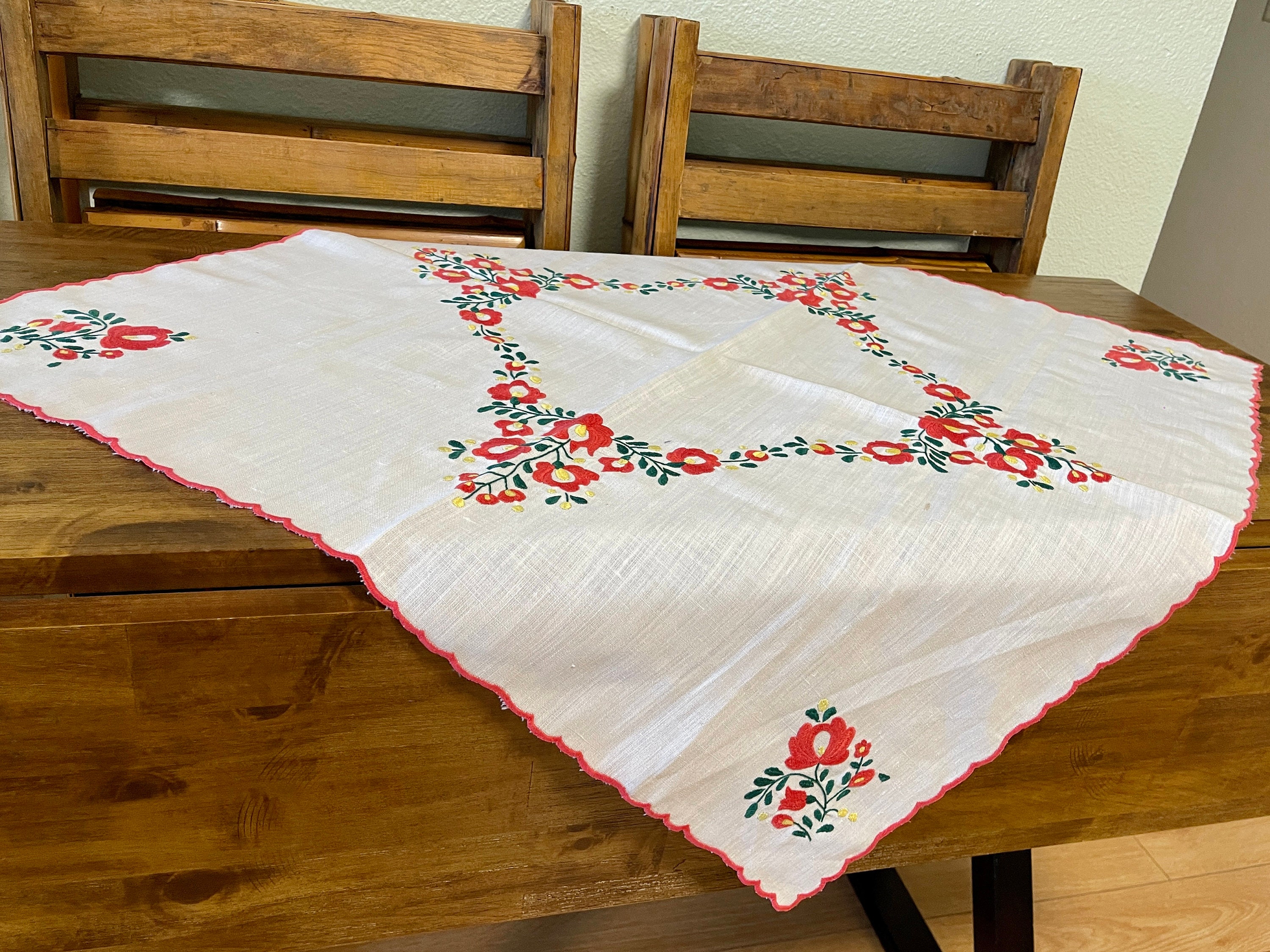 Mantel Bordado Con Flores En Color Rojo Oscuro, Burdeos Y Verde, Tela De Base Blanca, Acabado Con Borde Festoneado, Mantel De Boda Color Rubí, Mantel De Cocina Y Comedor - México