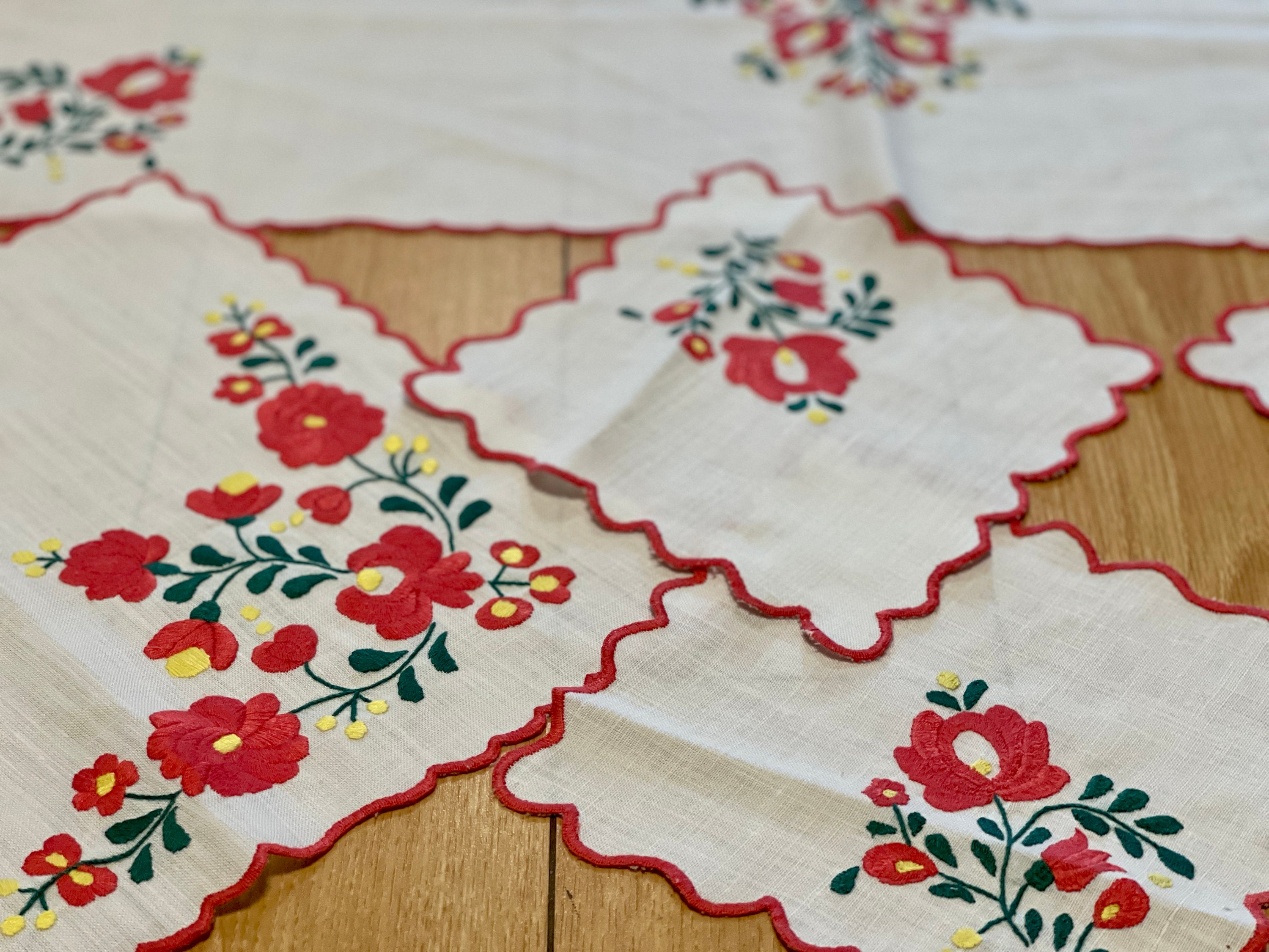 Mantel Bordado Con Flores En Color Rojo Oscuro, Burdeos Y Verde, Tela De Base Blanca, Acabado Con Borde Festoneado, Mantel De Boda Color Rubí, Mantel De Cocina Y Comedor - México
