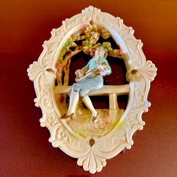* antique ୨୧* フラワーレリーフ アンティークキッズ プレート Victorian Couple Colonial Wall Hanging Art Chalkware Rococo Pastel