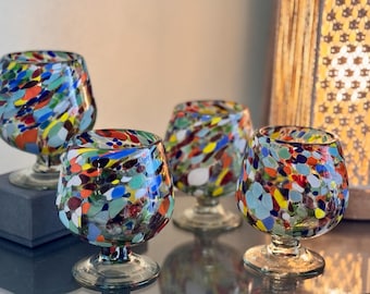 Bicchieri in ceramica soffiata a mano con ciottoli, arte messicana colorata, coriandoli, servizio di bevande alcoliche, drink per feste, bicchierini da shot con stelo e piede, servizio di vino, bar