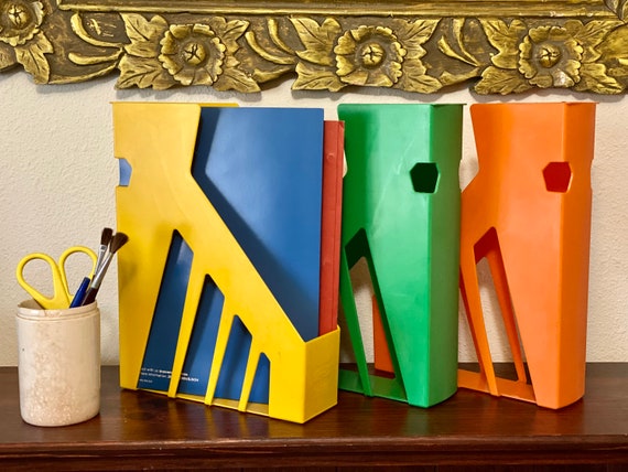 Using Bobby Pins to build a DIY Corrugated Plastic Desk Organizer 