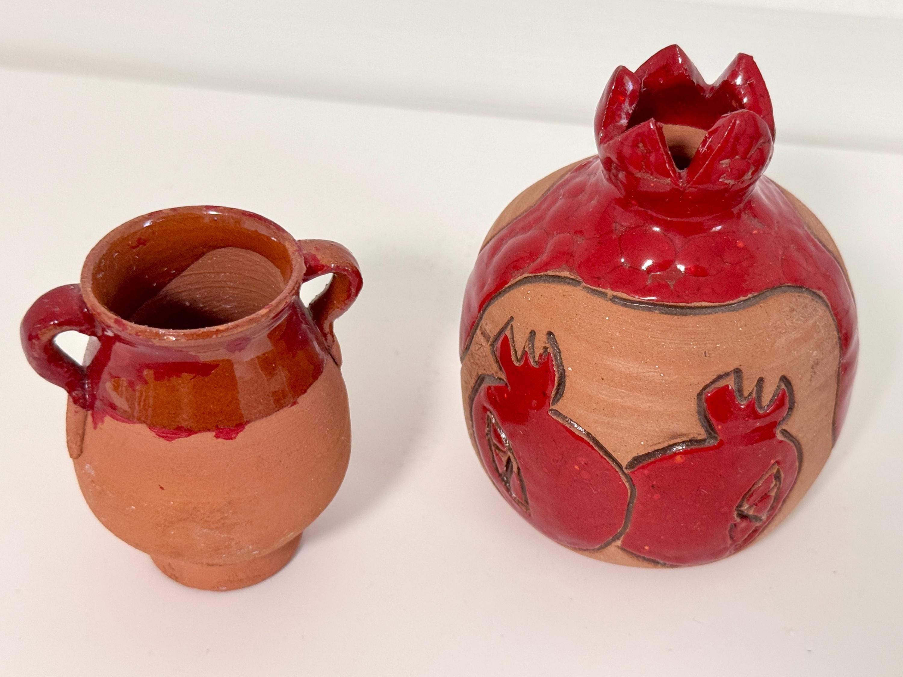 ザクロのアルメニア陶器、小さな陶器、粘土の手回し壺、壷、テラコッタ