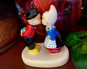 オランダのキスカップルのミニフィギュア 子供 オランダ 農民 女の子