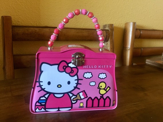 Hello Kitty Giochi Preziosi Borsetta Fashion con Carta di Credito Giocattolo, Colore Rosa, Catenella Color Oro e Rosa e Viso di Hello Kitty Come Bottone di Apertura, per Bambini dai 3 Anni