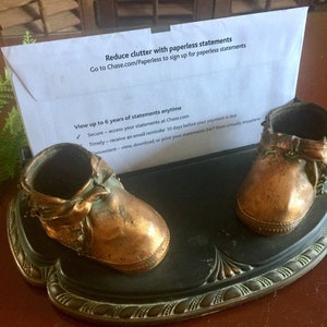 Pasgeboren geboorteakte houder babydoop bronzen schoenen fotolijst display moeder cadeau zwangerschap geheugen kinderkamer jongen meisje kinderkamer jaren 60