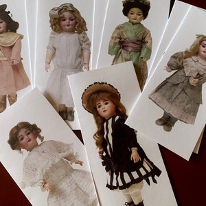 Puede incluir: Una colecci&oacute;n de seis mu&ntilde;ecas de porcelana vintage, cada una vestida con un atuendo diferente. Las mu&ntilde;ecas est&aacute;n todas en varias poses y tienen diferentes peinados. Las mu&ntilde;ecas est&aacute;n todas en buen estado y tienen un aspecto vintage.