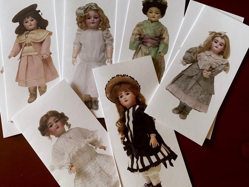 Puede incluir: Una colecci&oacute;n de seis mu&ntilde;ecas de porcelana vintage, cada una vestida con un atuendo diferente. Las mu&ntilde;ecas est&aacute;n todas en varias poses y tienen diferentes peinados. Las mu&ntilde;ecas est&aacute;n todas en buen estado y tienen un aspecto vintage.