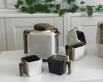 Tetera cuadrada Pier 1 Imports Tricolor Marrón Burbuja Esmaltada Fiesta del Té Cocina Cerámica Moderno de mediados de siglo Hogar Casa de campo Decoración Geométrica