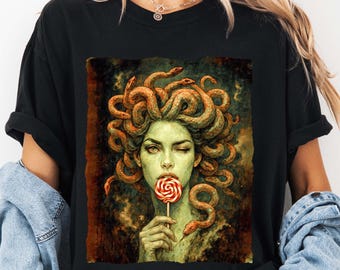 Wink Medusa Lollipop Shirt, Medusa Shirt, lustiges Medusa Bubblegum Shirt, Medusa Grafik griechische Mythologie Geschichte Humor, Schlangenhaar Medusa Tee