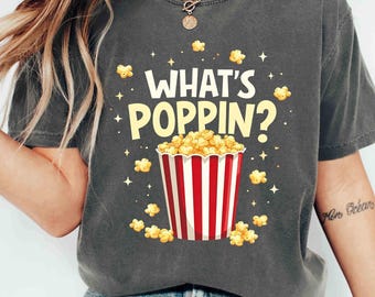 Maglietta divertente con popcorn, maglietta per serate cinema, maglietta per amanti del cinema, regalo per amanti dei popcorn, What's Poppin'? Grafica divertente con snack, T-shirt Comfort Colors®