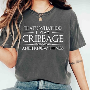 Camiseta Comfort Colors Camiseta Cribbage Eu jogo Cribbage e sei coisas Camiseta amante de jogos de cartas Camiseta presente para jogador de Cribbage Camiseta com citação de Cribbage