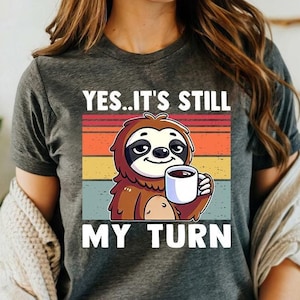 Sí, todavía es mi turno Camiseta con pereza Camiseta divertida para amantes del café Camiseta vintage para días de descanso Camiseta gráfica retro linda con pereza Camiseta divertida con juego de mesa