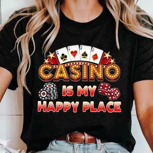 カジノは私の幸せな場所 Tシャツ 楽しいギャンブル愛好家シャツ ポーカー、サイコロ、スロット愛好家のためのカジノナイトグラフィックTシャツ ギャンブルギフト