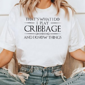 Camiseta Cribbage Eu jogo Cribbage e sei coisas Camiseta amante de jogos de cartas Presente para jogador de Cribbage Camiseta divertida com citação de Cribbage para noite de jogos