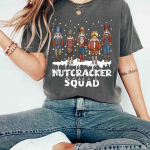 Camisa de colores cómodos, camisa navideña del escuadrón del cascanueces, camisa divertida con gráficos festivos, regalo festivo del cascanueces, diseño festivo del cascanueces