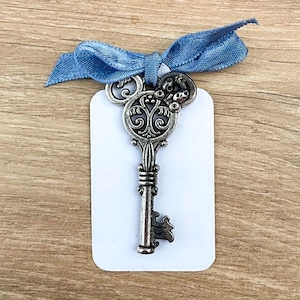 Marcador de lugar personalizable con forma de llave Disney - plateado