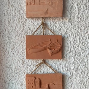 3 baldosas de terracota que representan bocios. Miden 6 x 9,5 cm. Cerámica artística. Decoración del hogar. Arte. Decoración de pared.