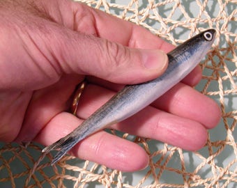 Ceramic anchovy modeled and decorated by hand. It can be used as an ornament or applied to the wall using 2 small nails.