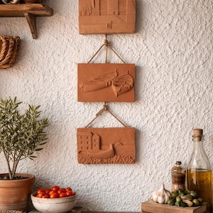 Tres azulejos de terracota que representan bocios. Medidas: 6 x 9,5 cm. Cerámica artística. Decoración para el hogar. Arte. Decoración de pared.