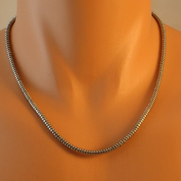 Perle en hématite argentée brillante, collier ras de cou pour homme fait main avec fermoir en acier inoxydable, les colliers « ENZO » par Rochelle Fiorito.
