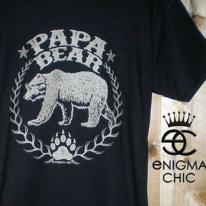 T-shirt papà orso, regalo divertente per papà, regalo per papà, regalo di compleanno per papà, camicia nera papa orso di enigma chic