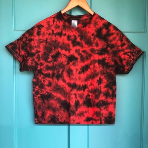 Camiseta tie-dye corta o larga en rojo y negro, camiseta tie-dye con cristales, camiseta tie-dye roja de Enigma Chic