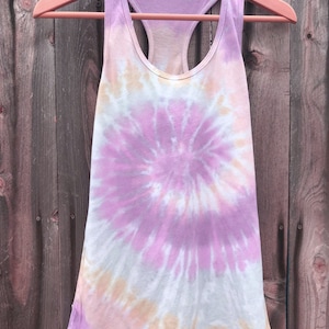 Canotta con stampa tie-dye a spirale di rose al tramonto, canotta tie-dye rosa, canotta unica nel suo genere, canotta rosa con spalline incrociate sulla schiena di Enigma Chic