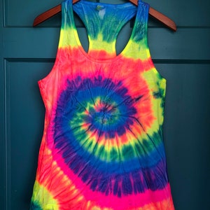 Neon Regenbogen Tie Dye Tank Top, Einzigartiges Tank Top, Neon Tank Top, Festival Tank Top von Enigma Chic