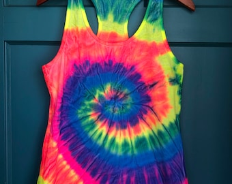 Neon Regenbogen Tie Dye Tank Top, Einzigartiges Tank Top, Neon Tank Top, Festival Tank Top von Enigma Chic