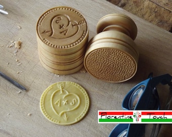 CORZETTI PASTA Custom Stamp = 1 Poignée + 1 « Vos initiales à l’intérieur du cœur » Timbre personnalisé tourné à la main / sculpté à la main, en érable du Chiantishire