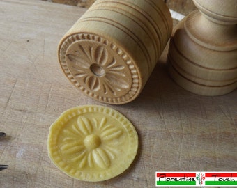 CORZETTI PASTA Stämpel = 1 Handtag + 1 "Renässans Genuesiskt Kors" Stämpel handskuren, i lönn Chiantishire, endast mina händer och urholkningar, gåva
