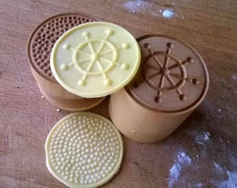 Corzetti "helm" Stempel voor zeevruchten pasta, chianti esdoorn, handgesneden, met de hand gedraaid