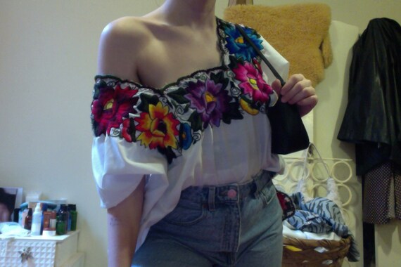 60s-style Floral Embroidered Square-Neck Top