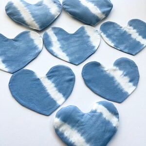 Pode incluir: Sete almofadas em forma de cora&ccedil;&atilde;o azul e branco com estampa tie-dye. As almofadas s&atilde;o feitas de um tecido de algod&atilde;o macio e t&ecirc;m um visual sutilmente desbotado.