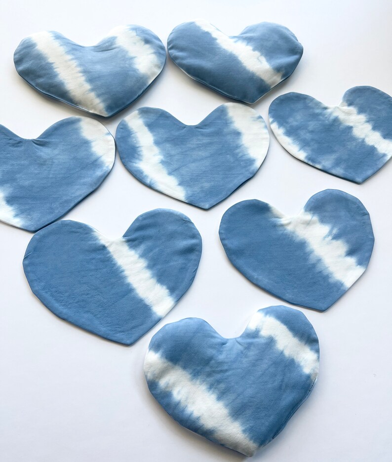 Pode incluir: Sete almofadas em forma de cora&ccedil;&atilde;o azul e branco com estampa tie-dye. As almofadas s&atilde;o feitas de um tecido de algod&atilde;o macio e t&ecirc;m um visual sutilmente desbotado.