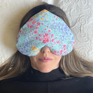 May include: A handmade wooden sign with the text "Welcome" in a playful font. The sign has a distressed white background and a dark brown frame, ideal for a front door or entryway. The sign measures approximately 30 cm wide and 15 cm tall.