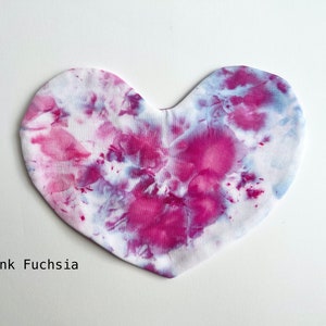 Puede incluir: Una m&aacute;scara para los ojos en forma de coraz&oacute;n, te&ntilde;ida en tie-dye en tonos de rosa y azul. La m&aacute;scara est&aacute; hecha de un tejido suave y es perfecta para bloquear la luz.