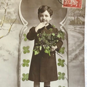 Antike französische Weihnachtspostkarte, ‘Bonne Annee’ Kleiner Junge mit Wintermantel und Stechpalme, Echte Fotografie, 1913
