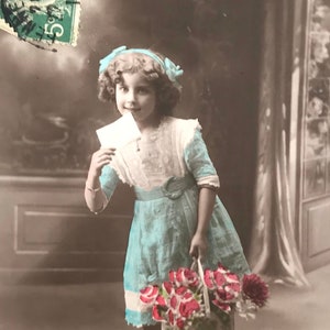 Hübsches Mädchen im blauen Kleid, Korb mit rosa Blumen, antike französische Postkarte, echte Fotografie