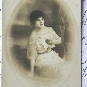 Antike Postkarte, Schöne Frau, die einen Brief liest, echte Fotografie