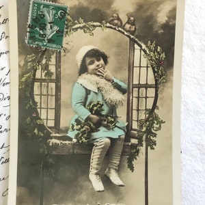 Antike französische Weihnachtspostkarte, ‘Bonne Annee’ Kleines Kind mit Wintermantel und Holly, Echte Fotografie, 1912