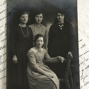 Antike Postkarte, Fotografie von jungen Frauen in der besten Kleidung, 1900er Jahre