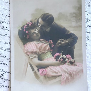 Antike französische Postkarte, Bonne Fete, Brautpaar, handkoloriert