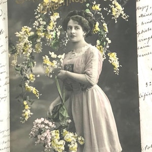 Antike Postkarte, hübsche Frau mit gelben Blumen, Geburtstagsgruß, handkolorierte Fotografie, Jugendstil 1912