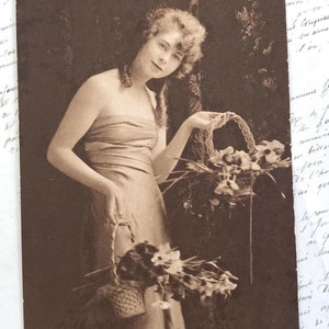 Schöne Frau mit Blumen, handkolorierte echte Fotografie, Jugendstil, antike Postkarte, Raphael Tuck Carbonette