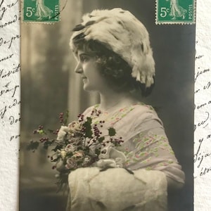 Antike französische Weihnachtspostkarte, 'Bonne Annee' Schöne Frau mit Pelzmütze, echte Fotografie