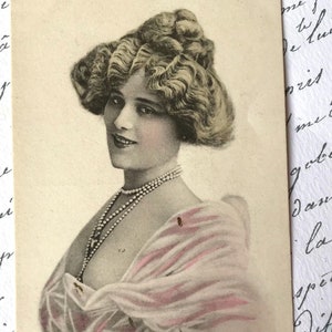 Antike Postkarte, Illustration, Frau in rosa Kleid, Perlenkette, goldene Highlights