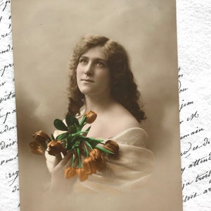 Antike Postkarte, schöne junge Frau im Chiffonkleid, Tulpen tragend, echte Fotografie
