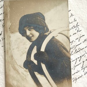 Antike Weihnachtspostkarte, Dame mit Schlitten im Schnee, 1915
